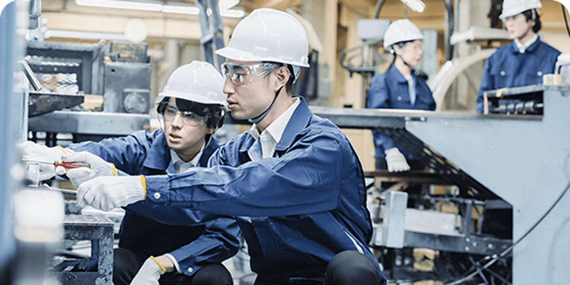 工場で作業するスタッフたち