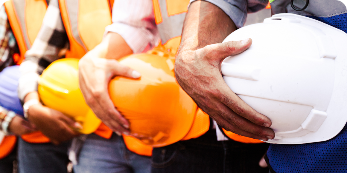 工場で作業するスタッフたち