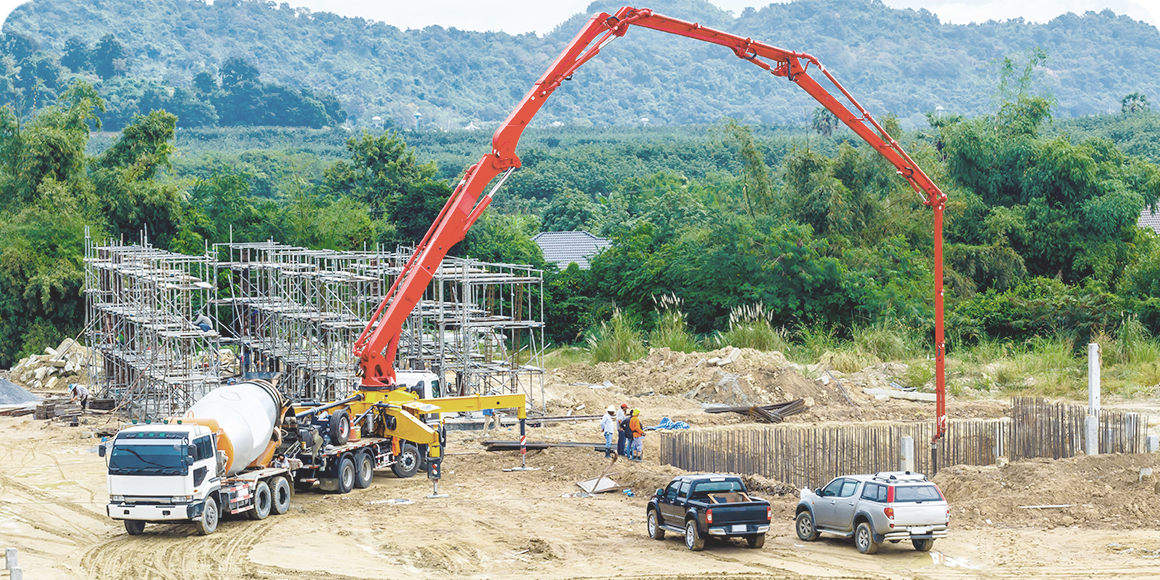 工場で作業するスタッフたち