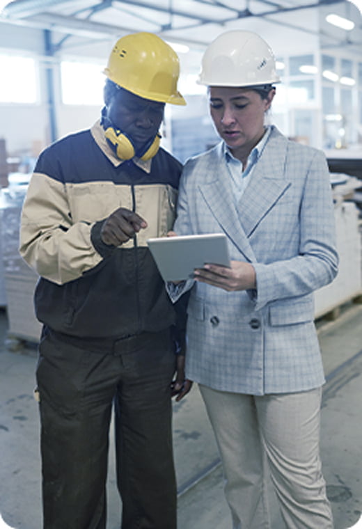 工場で働く人々