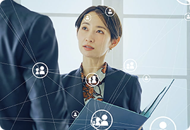 外国人スタッフの派遣手続きを説明する女性スタッフ