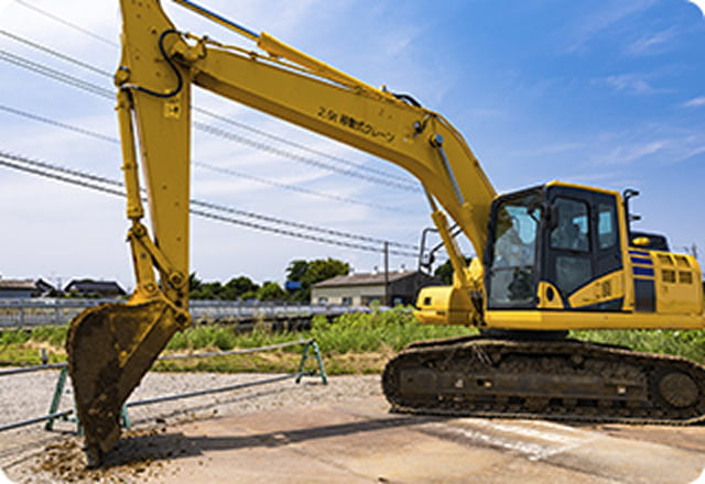 建設現場で稼働する大型ショベルカー