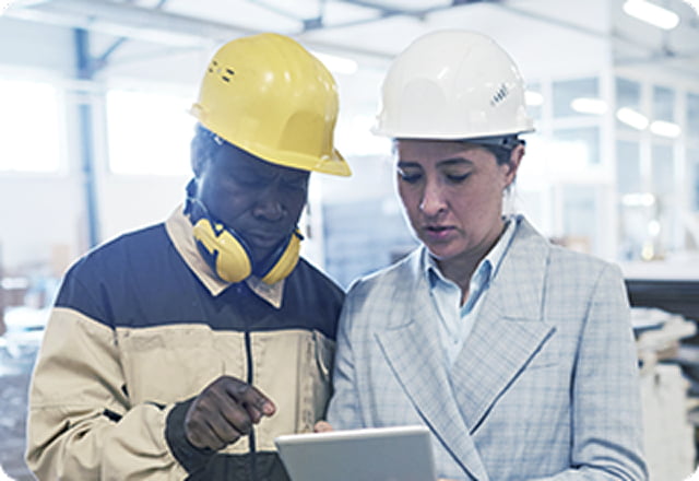 ヘルメットをかぶった外国人スタッフとの会話