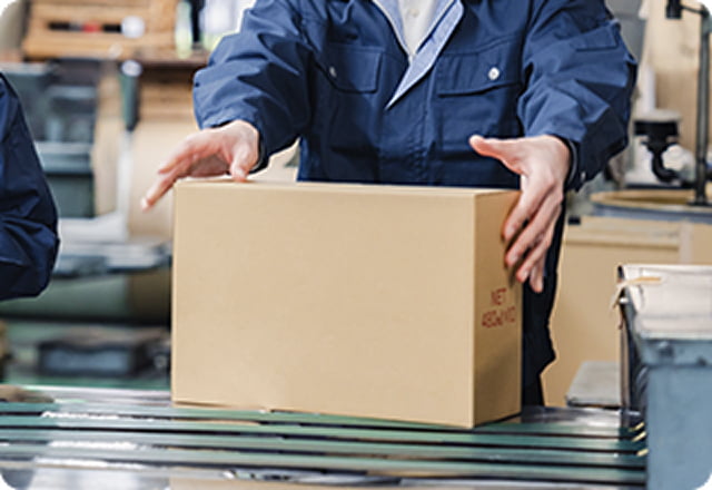 工場で梱包作業をするスタッフ